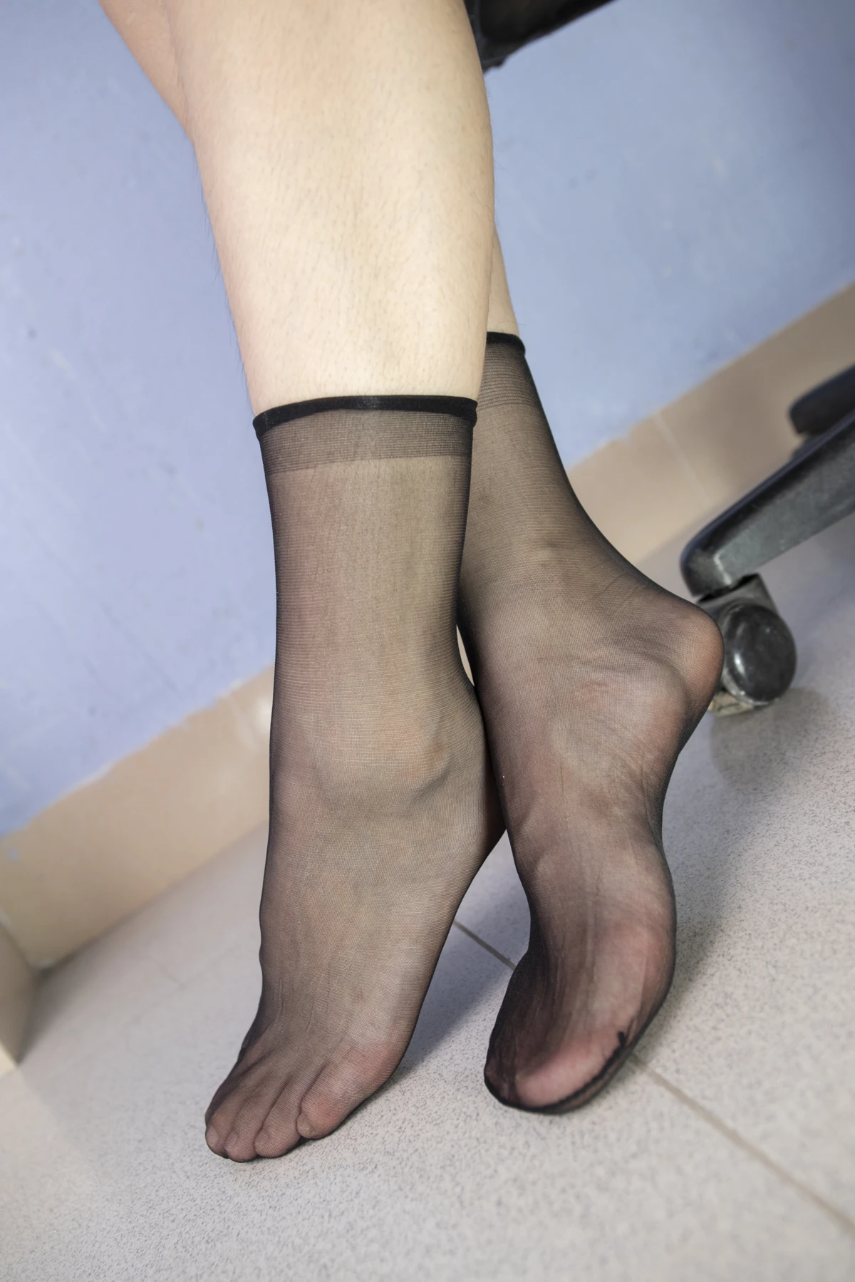 [Mzsock] NO.010 Model Peng Peng shows off her beautiful feet in transparent black stockings in the office, in various postures that are very tempting Southern football skills#[126P]-24